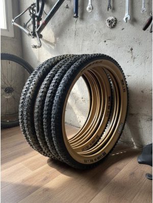 Cubierta Wamor Para Bicicleta 29 X 2.10 Con Banda Ocre