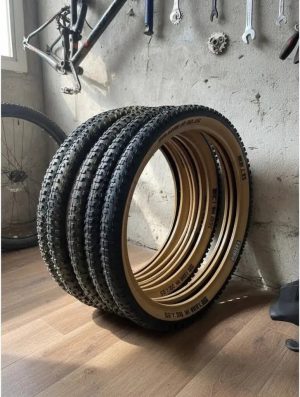 Cubierta Wamor Para Bicicleta 29 X 2.10 Con Banda Ocre Negra Y Ocre Negra Ocre